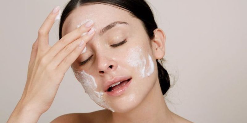 Sử dụng sữa rửa mặt làm sạch da